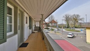 Un balcone con vista su una strada e una rotonda.