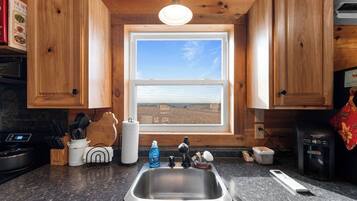 Cabin tiện nghi đơn giản, sân hiên, quang cảnh núi | Bếp riêng | Tủ lạnh, lò vi sóng, lò nướng, bếp nấu