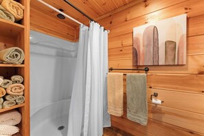 Kabin Comfort, patio, pemandangan gunung | Kamar mandi | Handuk, sabun,  dan tisu toilet