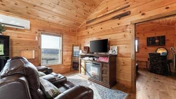 Comfort Cabin, Patio, Mountain View | Living room | 40-inch Smart TV with digital channels