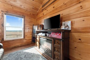 Comfort Cabin, Patio, Mountain View | Living room