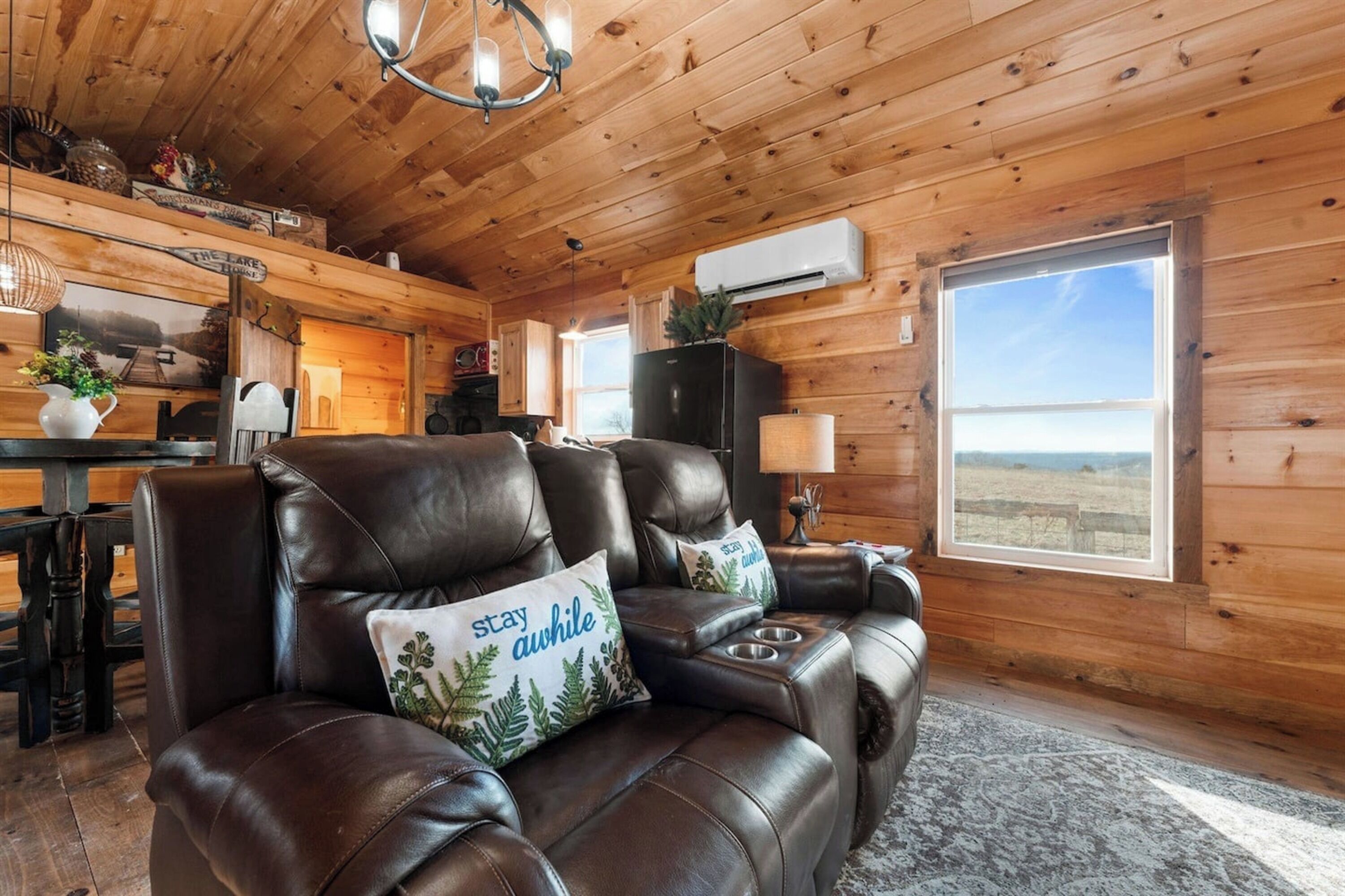 Comfort Cabin, Patio, Mountain View | Living room | 40-inch Smart TV with digital channels