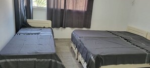 3 dormitorios, tabla de planchar con plancha, ropa de cama