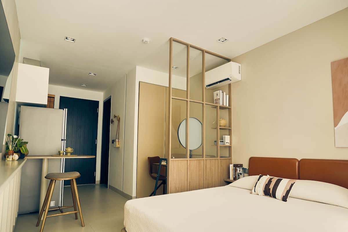 Studio, Balcony | Hypo-allergenic bedding, down comforters, in-room safe, desk