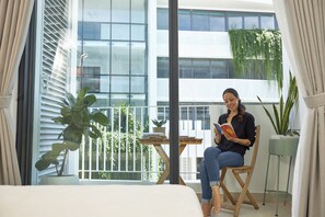 Hypo-allergenic bedding, down duvets, desk, laptop workspace - Velea at Rose Apple Square (Siem Reap)