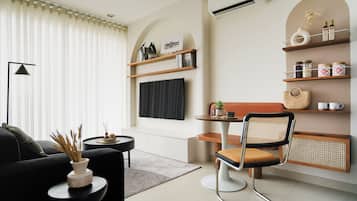 Comfort Suite, 1 King Bed, Balcony | Hypo-allergenic bedding, down comforters, desk, laptop workspace