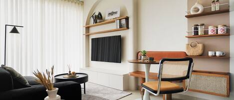 Comfort Suite, 1 King Bed, Balcony | Hypo-allergenic bedding, down comforters, desk, laptop workspace