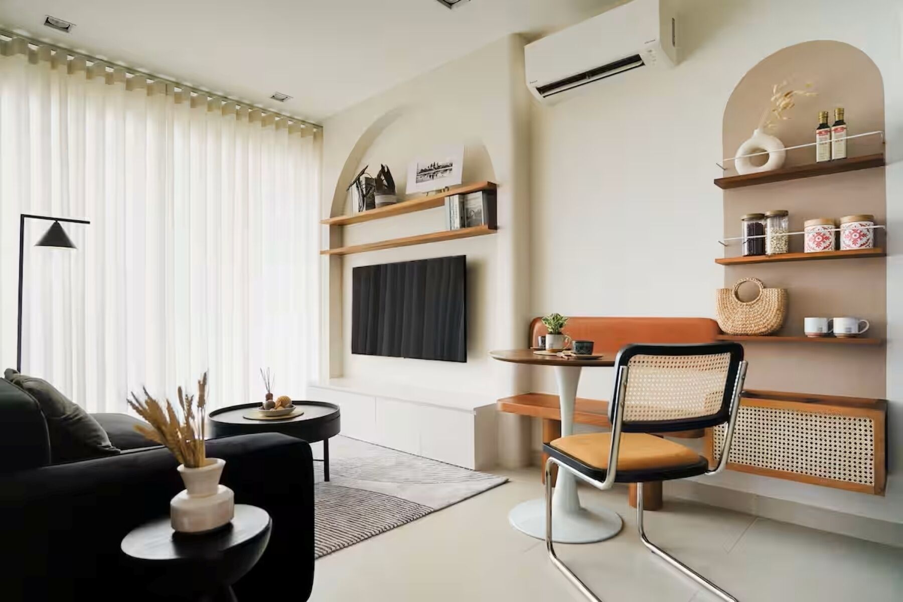 Apartemen Comfort, 1 Tempat Tidur King, balkon | Area keluarga | Smart TV 55-inci dengan saluran TV digital