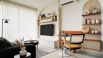 Apartemen Comfort, 1 Tempat Tidur King, balkon | Area keluarga | Smart TV 55-inci dengan saluran TV digital