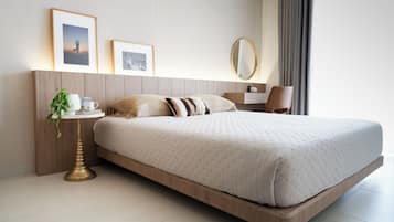 Comfort Suite, 1 King Bed, Balcony | 1 bedroom, hypo-allergenic bedding, down duvets, desk