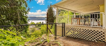Overlooking Hood Canal Vistas & Private Garden