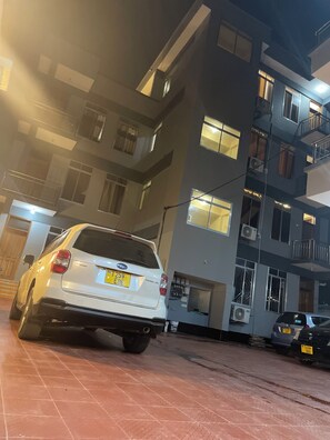 Exterior - Comfy 2-bedroom apartment with WiFi, AC in vibrant area in Dar es Salaam🥰 (Dar es Salaam)