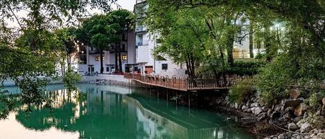 Quarto casal ou duplo superior, sacada, vista para o lago | Fachada da propriedade