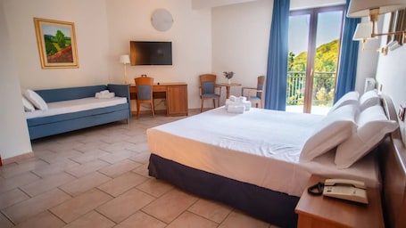 Caja de seguridad en la habitación y escritorio . Hotel Bisanzio Resort