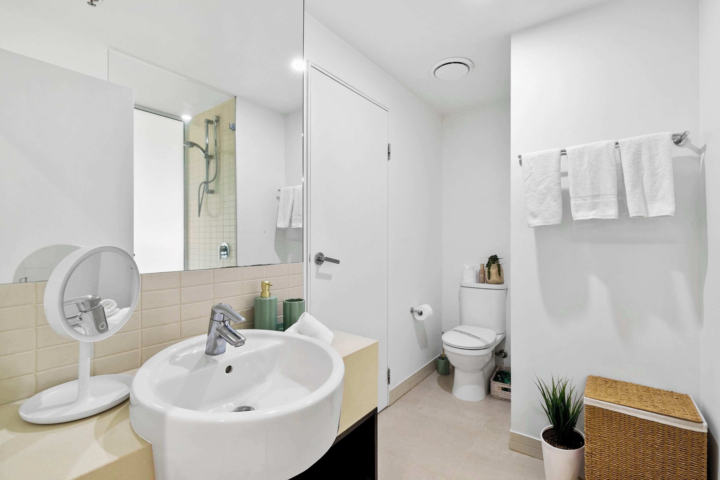 Shower, hair dryer, towels, shampoo