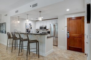 Fridge, microwave, oven, stovetop - Bayview Luxury: Sandestin Retreat, Resort Perks (Miramar Beach)