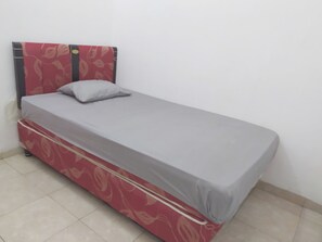 Standard Double Room | Laptop workspace, free WiFi, bed sheets - Hotel O Homestay Amanda Syariah (Makassar)