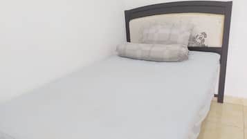 Espacio para trabajar con laptop, wifi gratis y ropa de cama