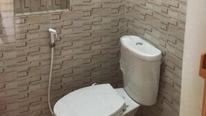 Standard Double Room | Bathroom | Shower, towels, soap - Hotel O Homestay Amanda Syariah (Makassar)