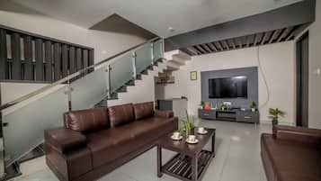 Villa, 5 Bedrooms | Living area