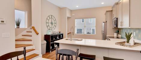 Jääkaappi, mikroaaltouuni, uuni, liesi