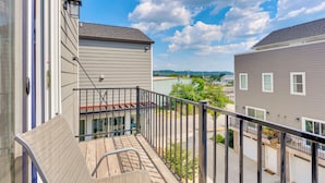 A balcony with a view of neighboring buildings and a clear sky. - Near Coffee/Food, NOOGA NOOK 10 mins Chattanooga! (Chattanooga)