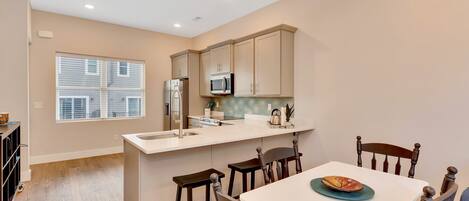 Kjøleskap, mikrobølgeovn, ovn og kokeplater