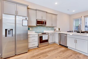 Fridge, microwave, oven, stovetop - NOOGA NOOK in Downtown Chattanooga (Chattanooga)