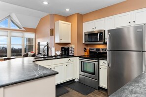 Kühlschrank, Mikrowelle, Wasserkocher mit Kaffee-/Teezubehör