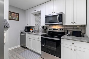 Refrigerador, microondas, cafetera y tetera y utensilios de cocina