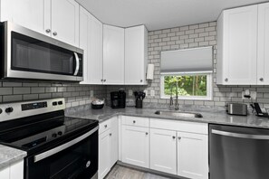 Refrigerador, microondas, cafetera/tetera, utensilios de cocina