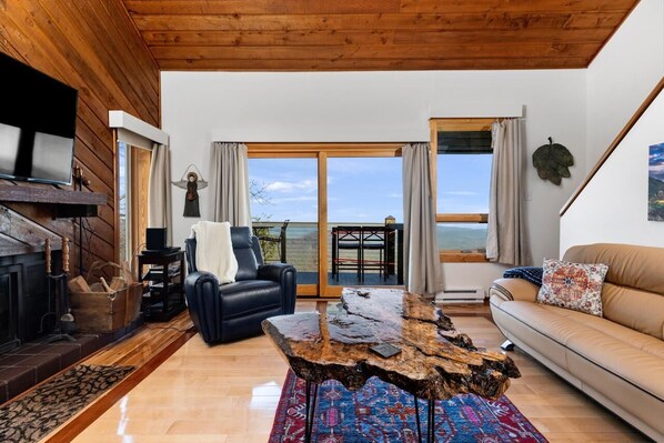 Televisión y chimenea 