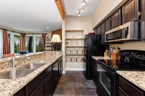 Fridge, microwave, coffee/tea maker, cookware/dishes/utensils - Fairway Woods 49 with Wintergreen Advantage (Wintergreen)