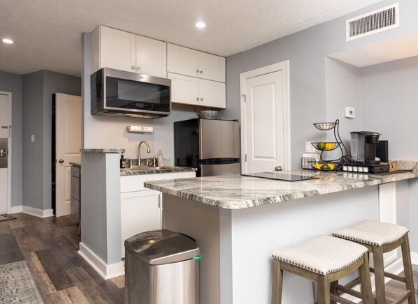 Fridge, microwave, coffee/tea maker, cookware/dishes/utensils - Timbers Lodge 42 with Wintergreen Advantage (Wintergreen)