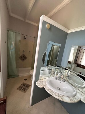 Deluxe suite, niet-roken, uitzicht op de binnenplaats | Badkamer | Een douche, een haardroger, pantoffels, handdoeken