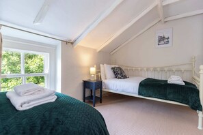5 bedrooms, iron/ironing board, WiFi, bed sheets