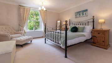 5 bedrooms, iron/ironing board, WiFi, bed sheets