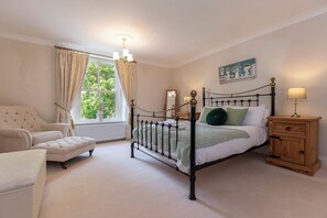 5 عدّة غرف نوم ومكواة/لوح كي وواي فاي وملاءات أسرّة