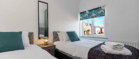 Tabla de planchar con plancha, wifi y ropa de cama