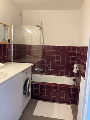 Een haardroger, zeep, shampoo, toiletpapier