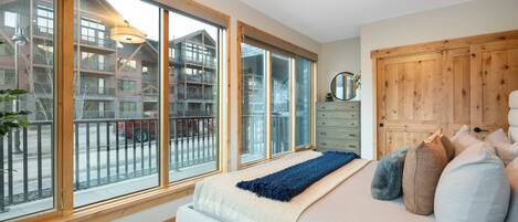 3 chambres, bureau, fer et planche à repasser, lit de bébé portatif