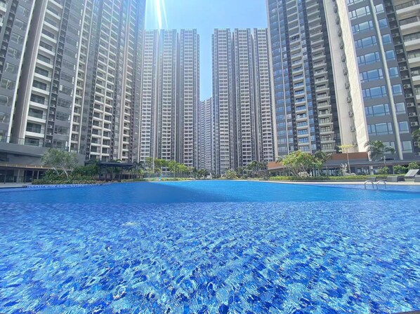 2 útilaugar, opið kl. 07:00 til kl. 22:00, sólstólar