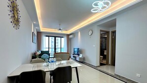 Superior Condo, 3 Bedrooms, Balcony, City View | Dining room - R&F Superior Homestay By Han Lin Sojourn (Johor Bahru)