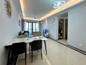 高級公寓客房, 3 間臥室, 露台, 城市景 | 飯廳