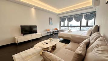 Superior Condo, 1 Katil Raja (King), Non Smoking, Microwave | Ruang tamu | 50 inci sebuah televisyen pintar dengan kabel, meja ping pong