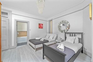 6 bedrooms, WiFi, bed sheets