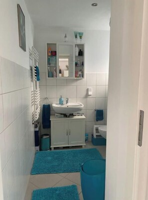 Douche, sèche-cheveux, serviettes fournies, savon