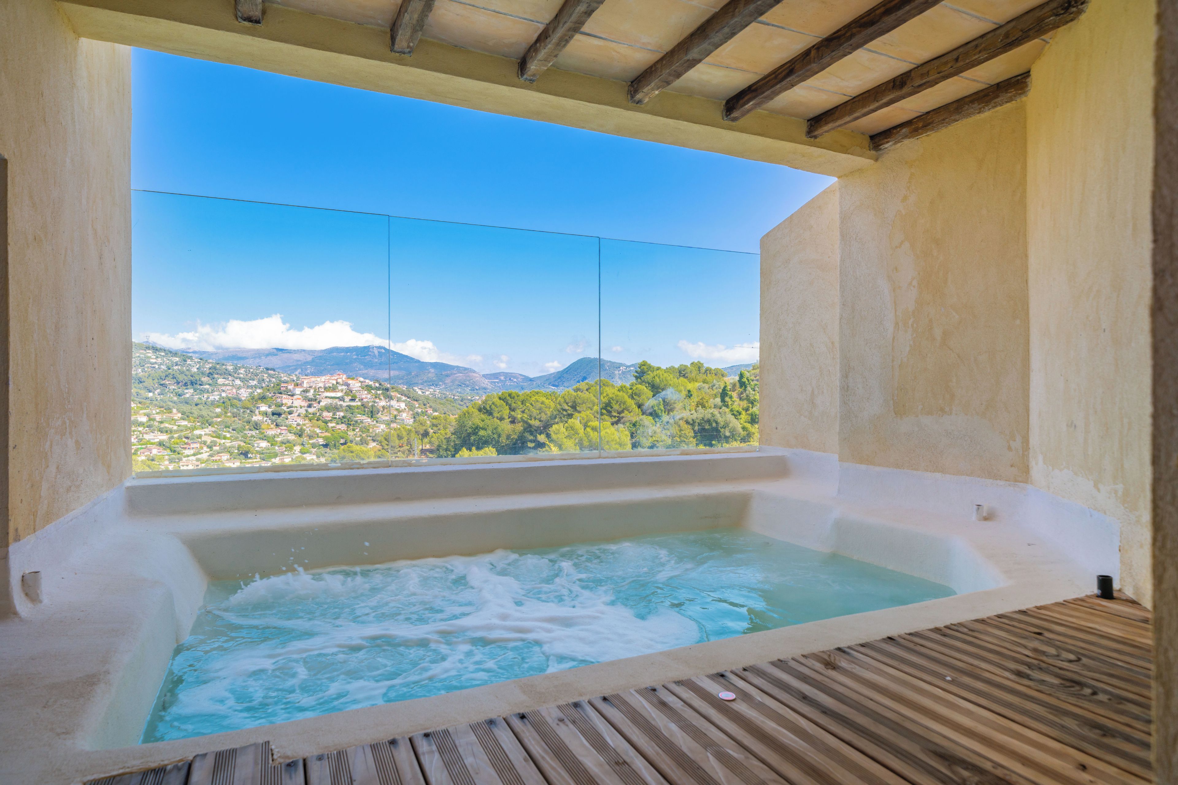 Un bain à remous avec vue sur un paysage montagneux.