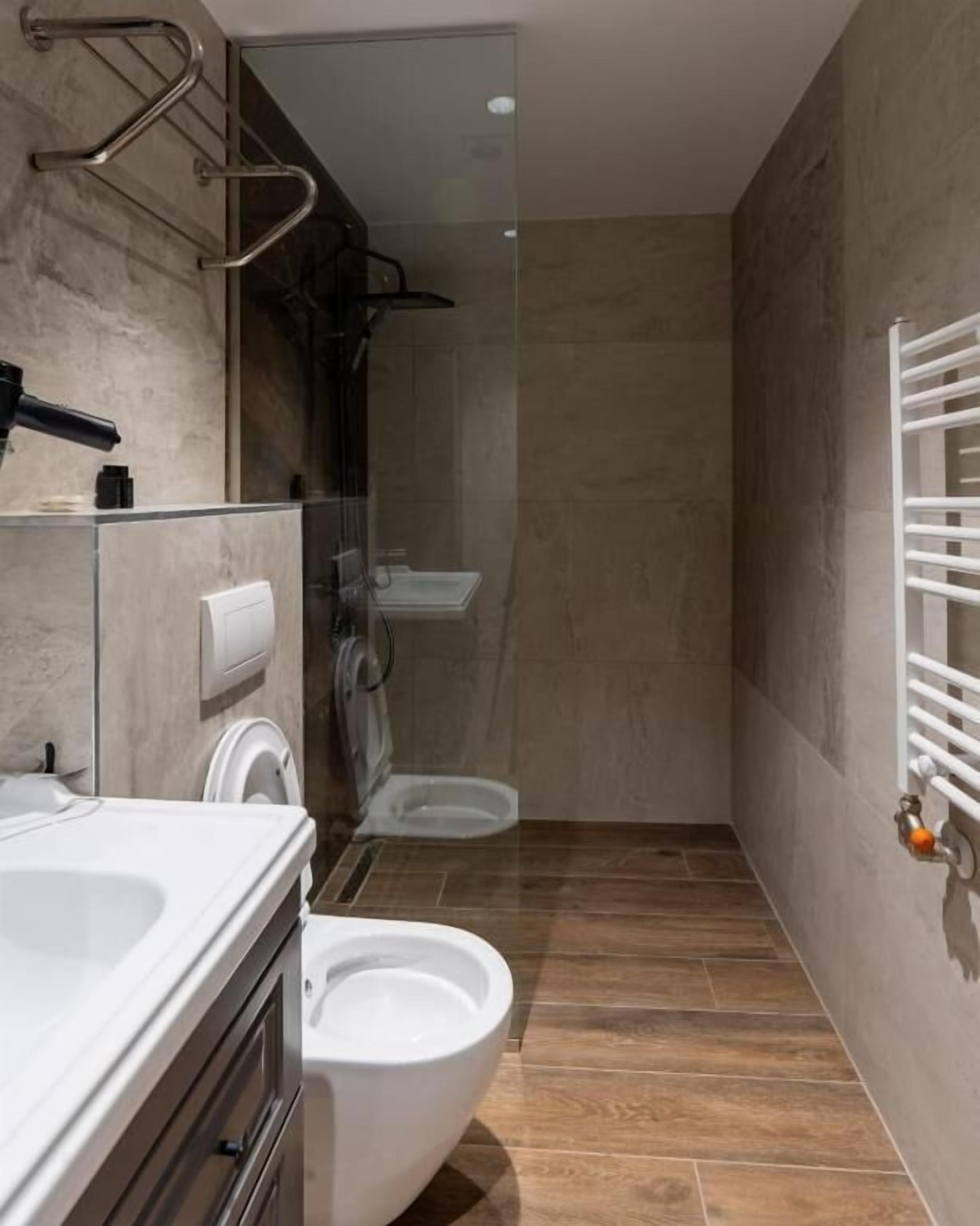 Deluxe Double Room, Balcony | Bathroom | Hair dryer, towels, soap, shampoo