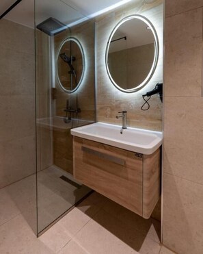 Deluxe Double Room, Balcony | Bathroom | Hair dryer, towels, soap, shampoo - Soho Hotel (Prizren)